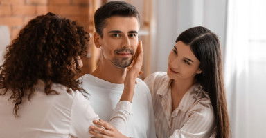 صفات الرجل النسونجي وكيف تتعاملين مع زير النساء!