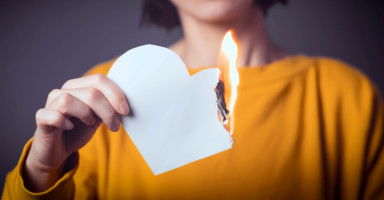لماذا تخاف المرأة من الرجل الذي تحبه وتهرب منه