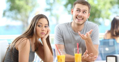 كيف تتعامل الزوجة مع مراهقة الزوج المتأخرة؟