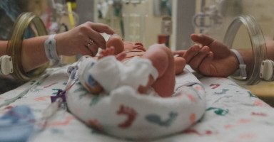 أعراض الولادة في الشهر السابع (تجربتي مع الولادة في الشهر السابع)