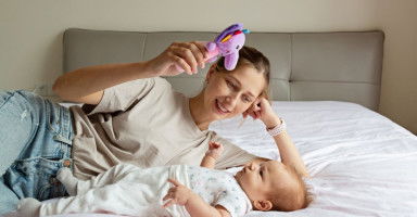 كيف ألعب مع طفلي عمره شهرين ألعاب مفيدة؟