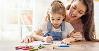 على ماذا يدل رسم الطفل للأم وما تفسر رسم الابن للأم؟