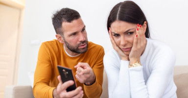 ماذا أفعل إذا اتهمني زوجي في الخيانة وكيف أتصرف؟
