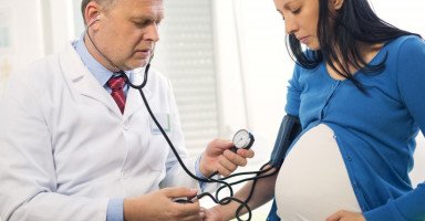 أعراض انسمام الحمل وأسباب تسمم الحمل وخطورته