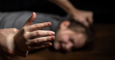 كيفية التصرف مع الأب الذي يتحرش بأطفاله