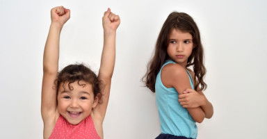 التعامل مع غيرة الطفل من صديقه وهل يحسد الأطفال بعضهم!