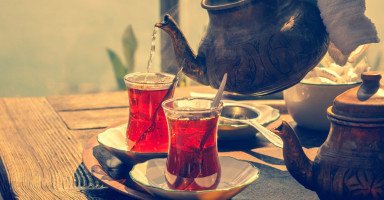 تفسير شرب الشاي في المنام وحلم فنجان وبراد الشاي