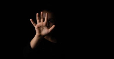 ما آثار تحرش الأب بابنته على شخصيتها وسلوكها؟