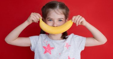 فوائد الموز للأطفال وتحذيرات إعطاء الموز للطفل