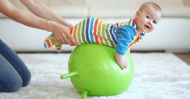 تمارين لتقوية عضلات الطفل الرضيع وأعصاب الأطفال