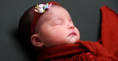 كيفية التعامل مع طفل عمره شهر ورعاية حديث الولادة