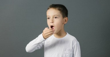 أسباب رائحة الفم الكريهة عند الأطفال وعلاجها