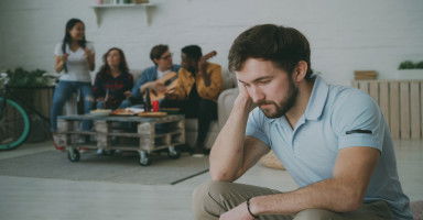 لماذا تشعر بالوحدة رغم كثرة الأصدقاء! إليك الأسباب