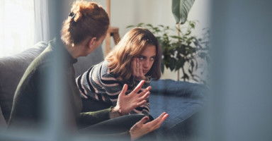 عقاب البنت المراهقة وكيفية تعديل سلوك المراهقات