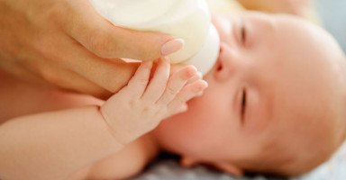 أضرار الرضاعة الصناعية للطفل ومشاكل الحليب الصناعي