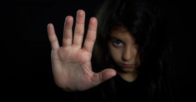 صراع قانوني في فرنسا لتحديد سن الرضا الجنسي في قضايا اغتصاب الأطفال