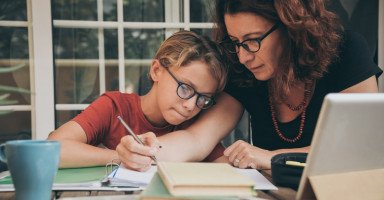 كيف أقوم بتدريس أطفالي وأساعدهم في واجباتهم؟