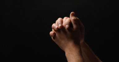 ما تفسير حلم تشابك الأيدي مع شخص تعرفه في المنام
