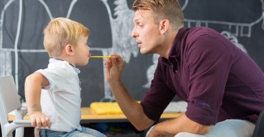 أعراض مشاكل النطق عند الأطفال وعلامات صعوبة النطق