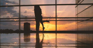 كيف أستقبل زوجي من السفر؟ أفكار ونصائح استقبال الزوج