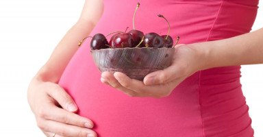 فوائد الكرز للحامل والجنين وأضراره المحتملة