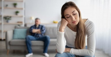 كيف أستعيد ثقتي بزوجي بعد أن اكتشفت خيانته؟