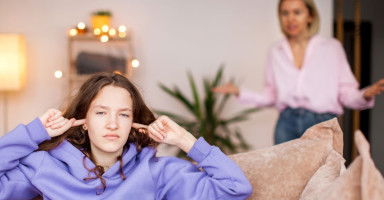 كيف أتعامل مع بنتي المراهقة التي لا تسمع كلامي؟