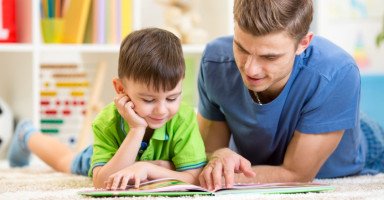 متى يتعلم الطفل القراءة وكيف أعلم طفلي القراءة بسرعة؟