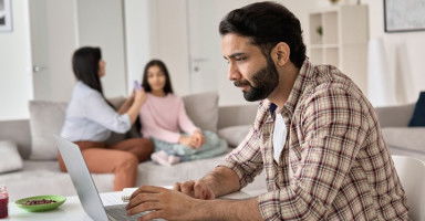 كيف أتعامل مع زوجي المشغول دائماً ولا يهتم؟