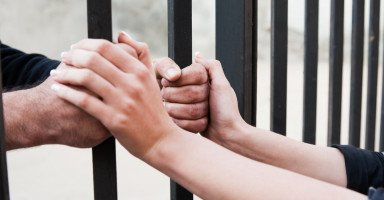 التعامل مع الزوج السجين وزيارة الزوج في السجن