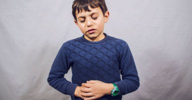 أعراض التسمم الغذائي عند الأطفال وطرق علاجه