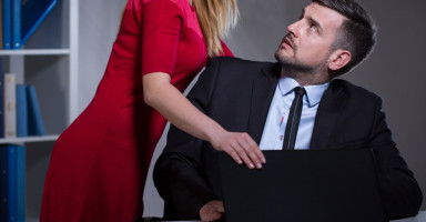 هل يمكن أن تتحرش المرأة بالرجل وكيف يجب أن يتصرف؟