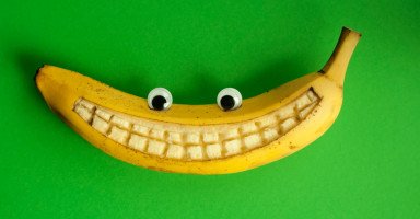 قشر الموز لتبييض الأسنان وطريقة استخدام قشر الموز