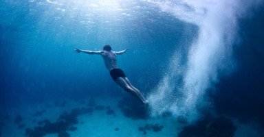 السباحة في المنام وتفسير حلم الغرق بالتفصيل