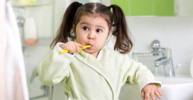 كيف تعلّمين طفلك أفضل العادات الصحية والسلوكية؟