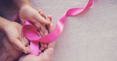 أعراض سرطان الثدي بالتفصيل