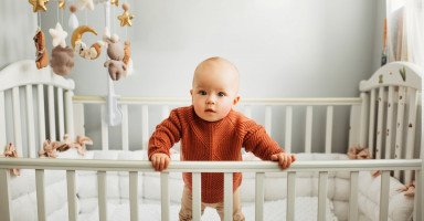 متى يقف الطفل الرضيع لوحده؟