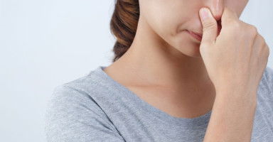 كيف أخبر شخص ما أن رائحته كريهة دون أن أحرجه؟