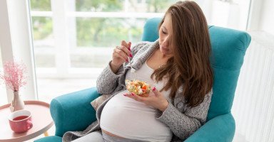 أكل الحامل في الشهر التاسع لتسهيل الولادة وتسريعها