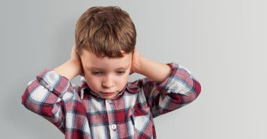 لماذا يضع الطفل يده على أذنيه عند سماع صوت عالي؟