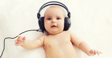 متى يسمع الطفل حديث الولادة وما هي اختبارات السمع للرضيع؟
