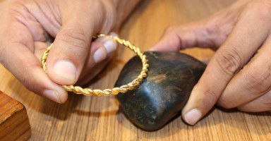 كيف أختبر الذهب في البيت وأعرف إذا كان مغشوش؟