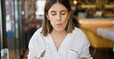 تفسير رؤية المضغ في المنام وحلم مضغ الطعام