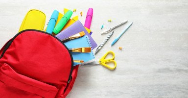 اختيار الأدوات المدرسية للطفل وتعليمه الحفاظ عليها