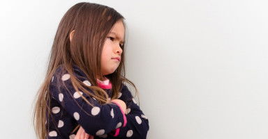 كيفية التعامل مع الطفل العنيد في عمر 3 سنوات