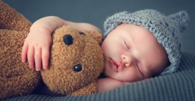 نوم الرضيع وكيفية تنظيم نوم الطفل حديث الولادة