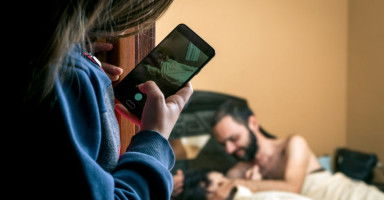 تفسير حلم اكتشاف خيانة الزوج لزوجته بالتفصيل