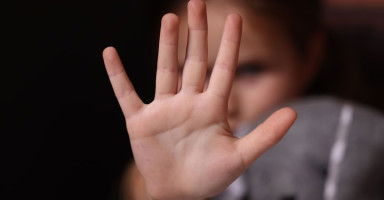 كيف أعلّم طفلي تمييز الشخص المتحرش وسلوك التحرش؟