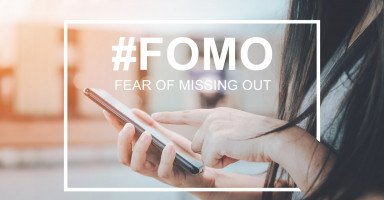 تعريف متلازمة فومو "FOMO" وأعراض الخوف من فوات الشيء