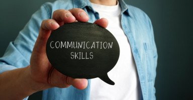 تطوير مهارات التواصل مع الآخرين وكسب ثقة الناس